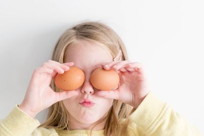 ילדה עם ביצים על העיניים