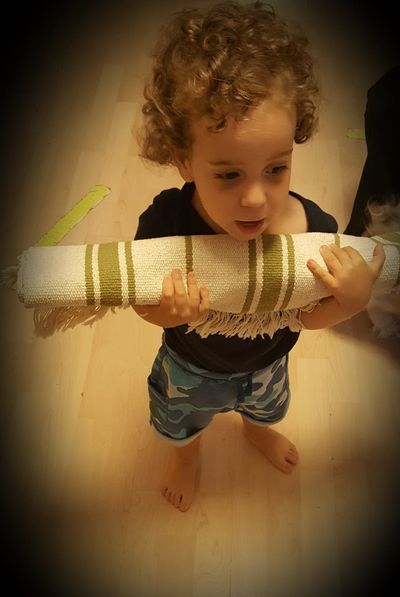 ילד מחזיק שטיחון
