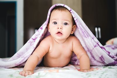 תינוק עם שמיכה על הראש