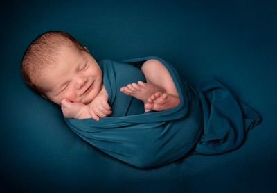 תינוק עטוף בסדין כחול