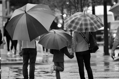 משפחה מתחת מטרייה