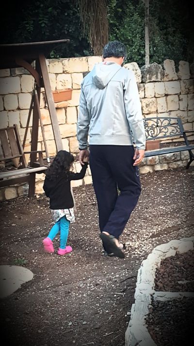 אבא ובת צועדים יחדיו